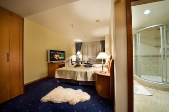 Hotel Ramada Prague City Centre**** - Executive Suite - Schlafzimmer und Badezimmer