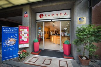 Ramada Prague City Centre - вход в отель